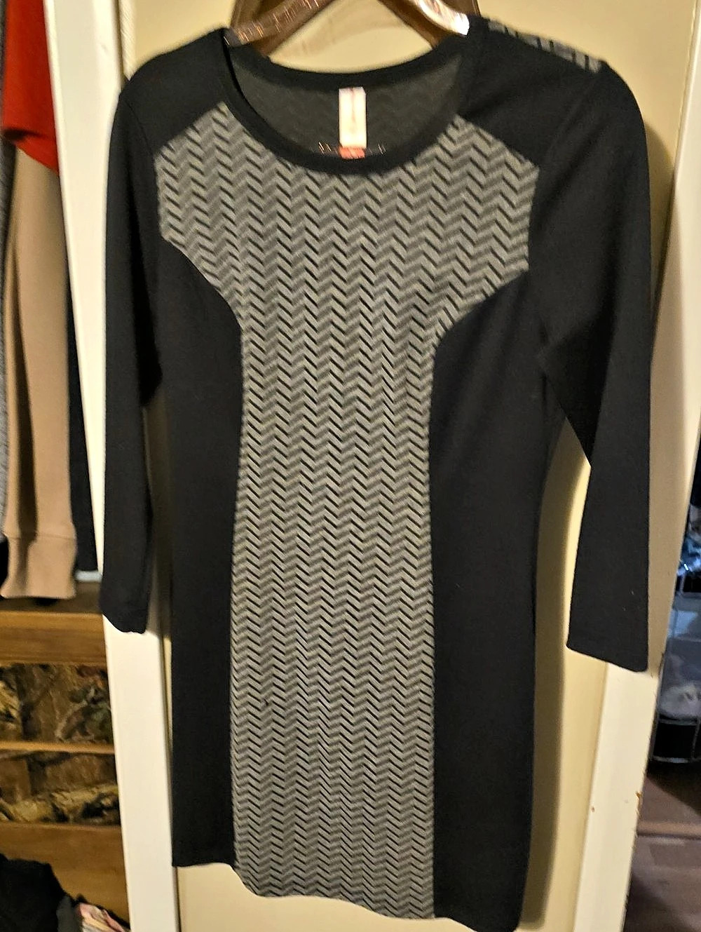 Geometric Long Sleeve Dress in Black & Gray Like New Medium